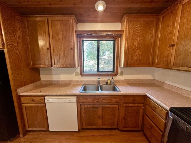 Building Photo - Charming 3 Bedroom 2 Bathroom Home Off Tyl...