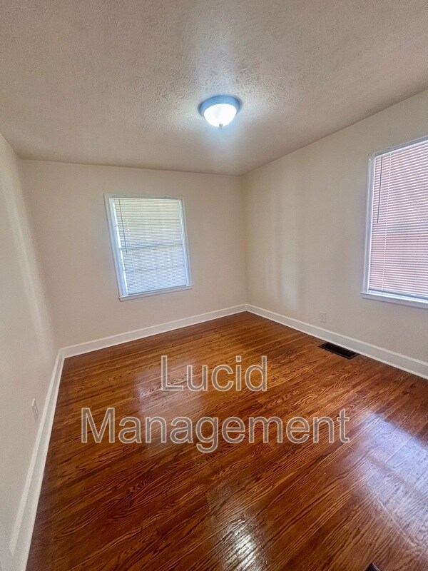 Building Photo - 1305 Larchmont Ave