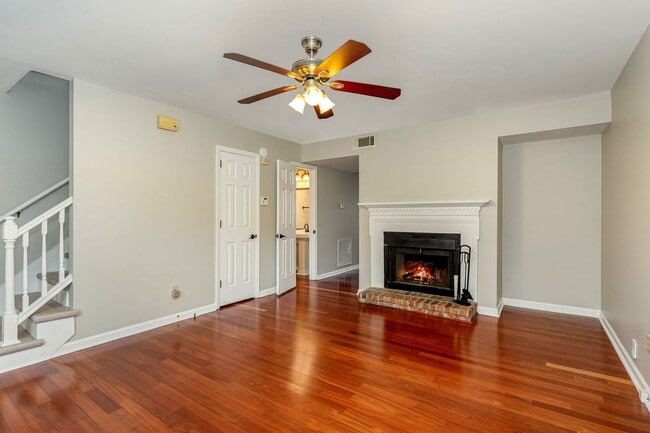 Building Photo - Donelson Freshly Updated 2 Bdrm Townhome Available Now!