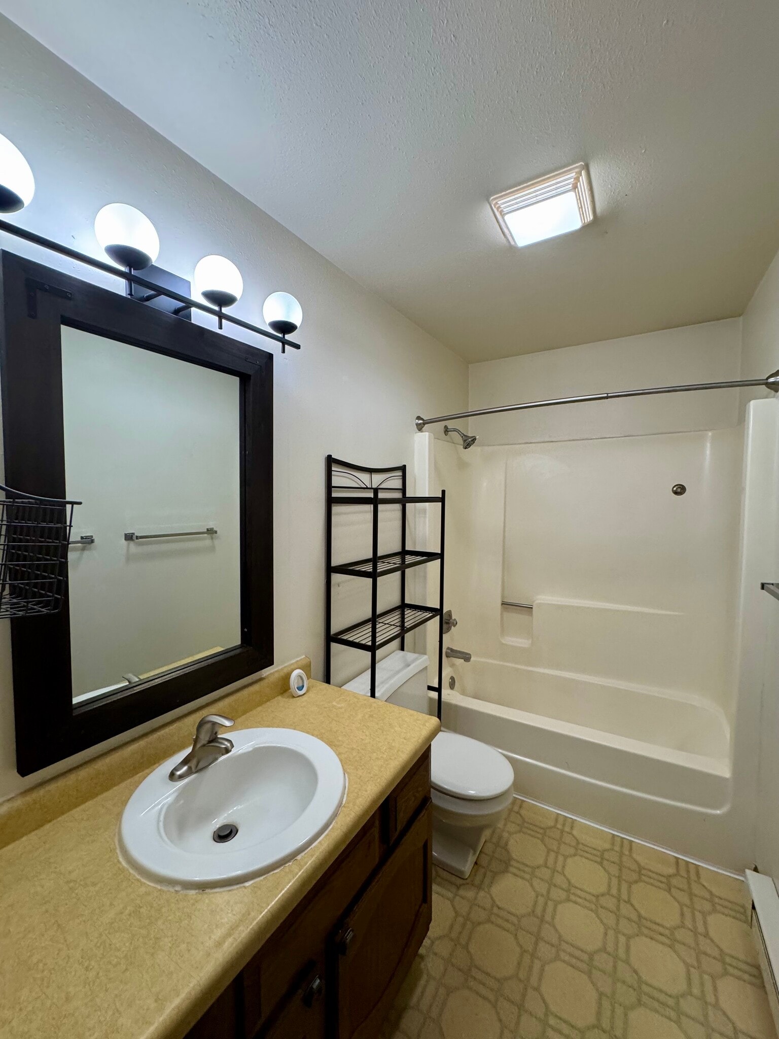 Bathroom w/ tub & shower - 505 Kerry Dr