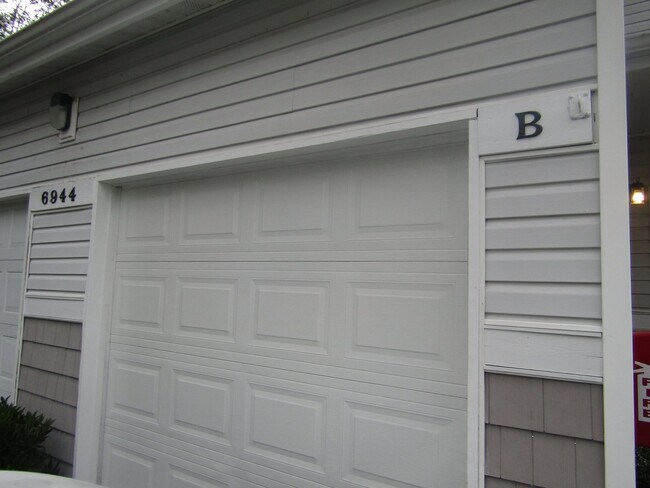 Building Photo - 2 Bed 2.5 Bath Townhouse with Lake access