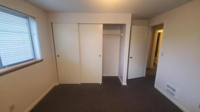 Building Photo - 2 bedroom in Seattle WA 98115