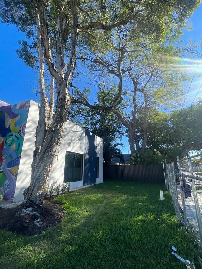 Building Photo - 1121 NW 32nd St