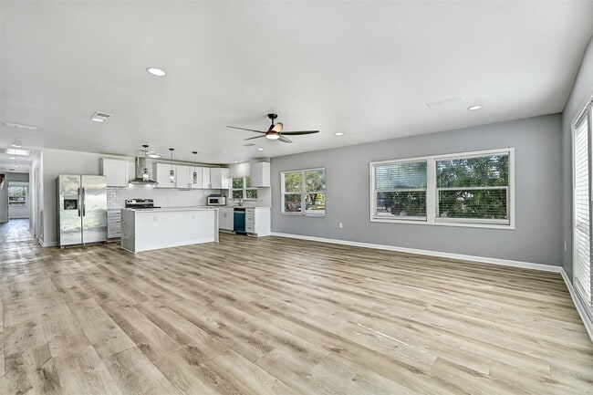 Building Photo - 2328 Wimcrest St