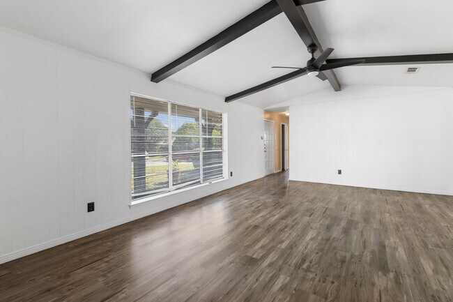 Building Photo - Charming 3-Bedroom, 3-Bathroom Home with S...