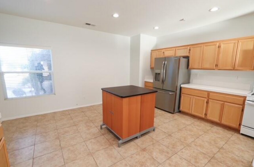 Building Photo - 3713 Vista Verde