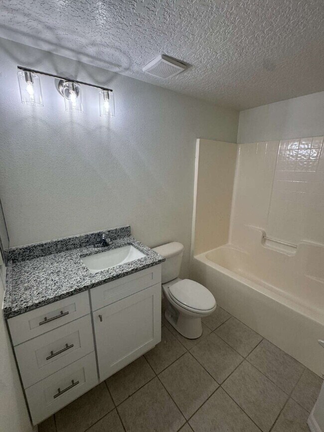 Building Photo - "Charming 3-Bed, 2-Bath Gem in Riverview –...