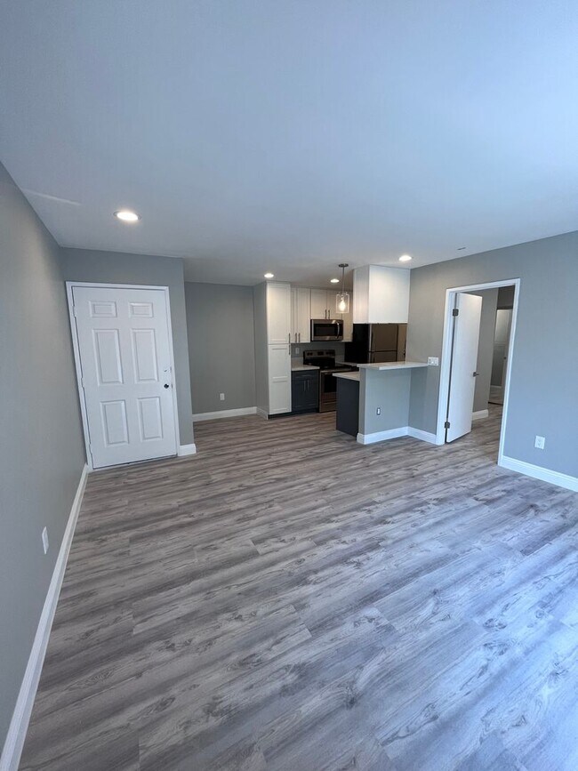 Building Photo - Beautifully Upgraded One Bedroom-One Bathr...