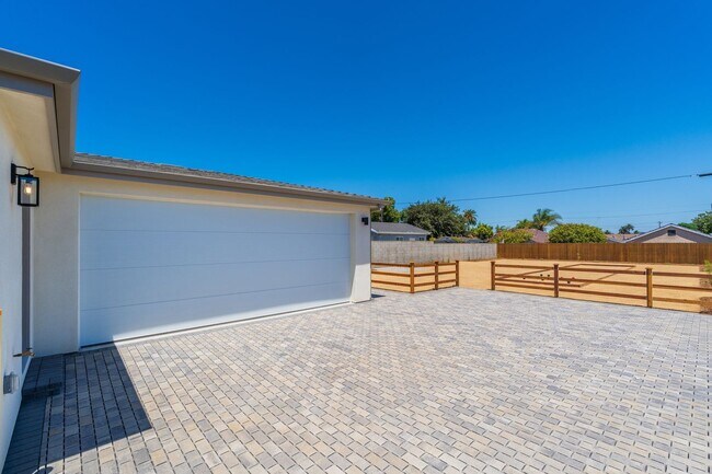 Building Photo - New Torrance Home!