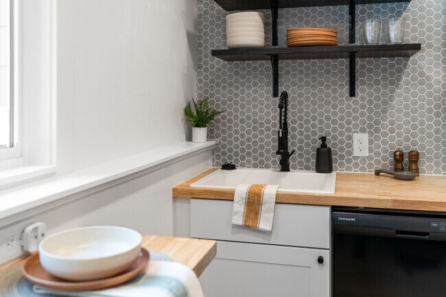 Building Photo - Stylish & Turnkey Furnished 2-BR Daylight Basement Apartment – Utilities + Wi-Fi Included