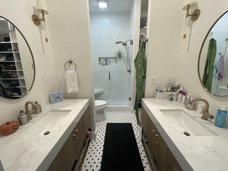 Master bath with dual vanities and tons of storage. - 2312 Island Home Ave