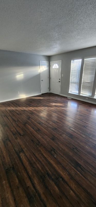 Building Photo - 300 Cottonwood Ln
