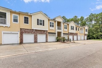 Building Photo - Spacious 2/2 Condo located in the highly s...