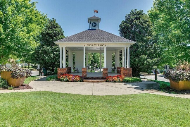 Building Photo - Beautifully maintained 3-bedroom, 2-bath townhome in Nashville’s highly desirable Lennox Village