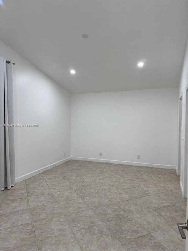 Building Photo - 113 Rosewood Ln