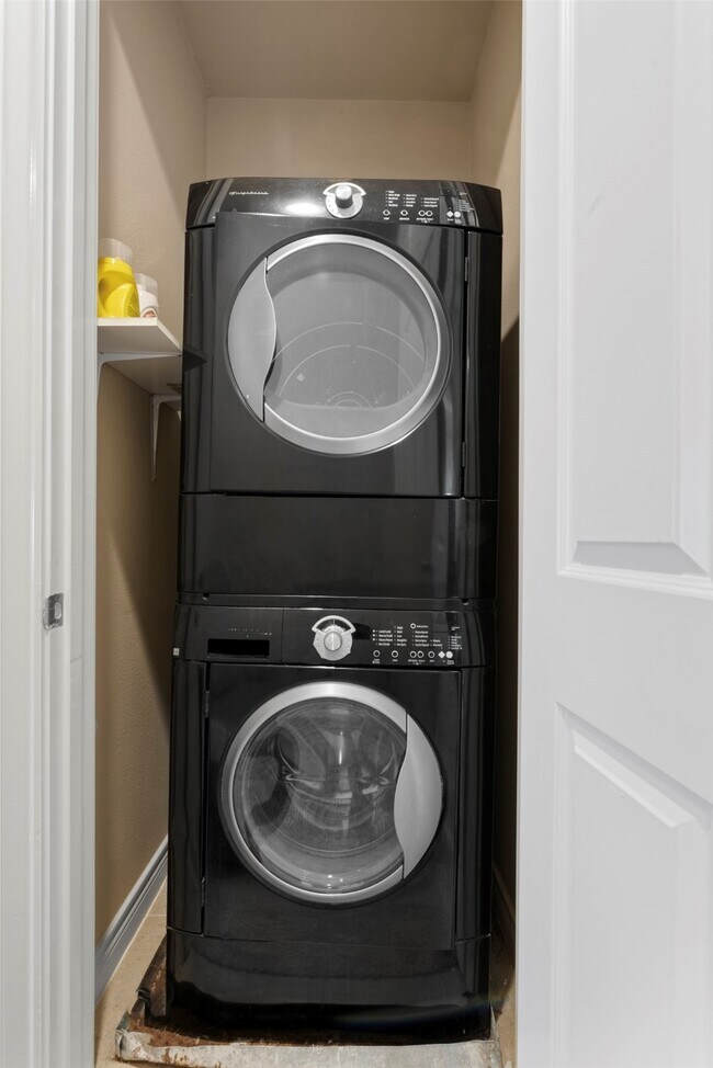 Building Photo - 9125 Harbor Hills Dr