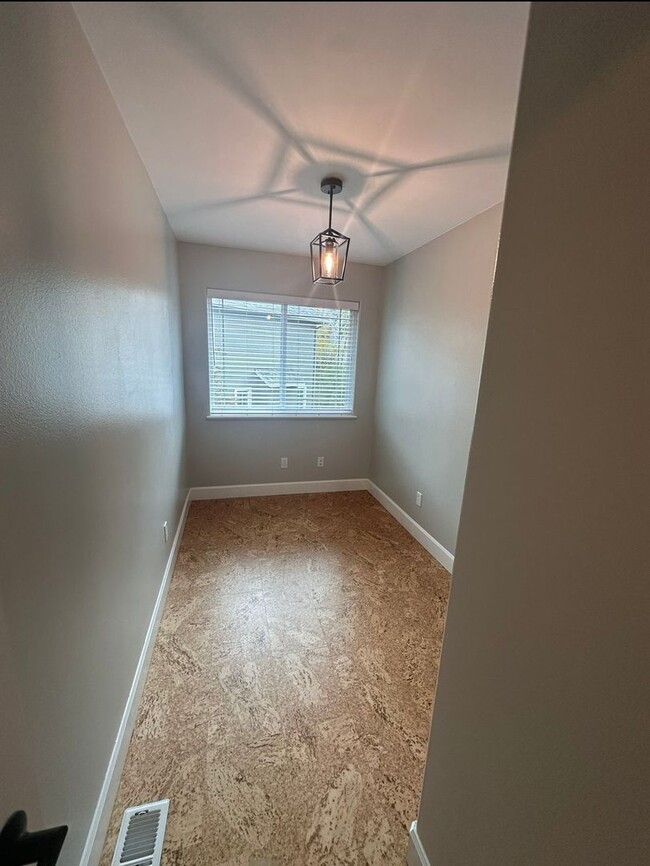 Building Photo - Stunning 3 level home with beautiful views
