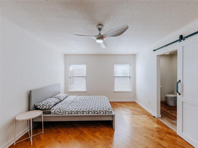 Building Photo - 2010 Carriage Club Dr