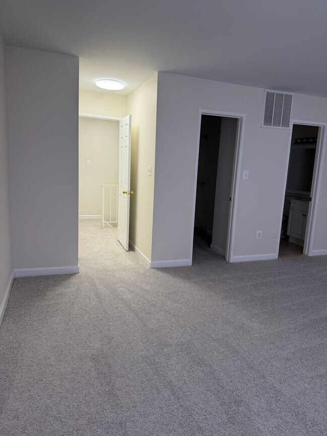 Building Photo - 3 LEVEL TOWNHOUSE WITH 3BEDROOMS AND 2 FULL BATHS