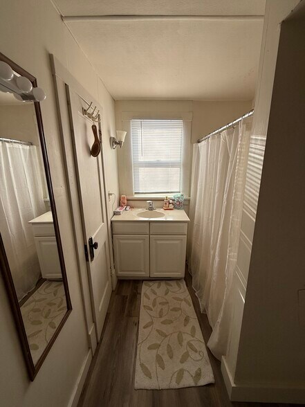 Building Photo - 1026 Oxford Ave