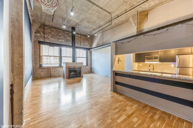 Building Photo - 621 S Plymouth Ct