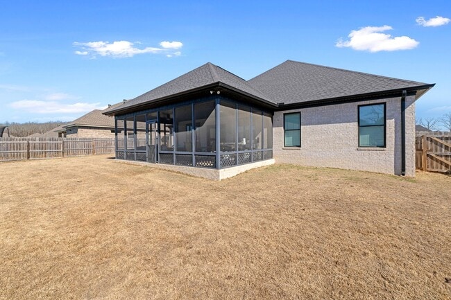 Building Photo - 3 Bedrooms Plus an Office & Sun room