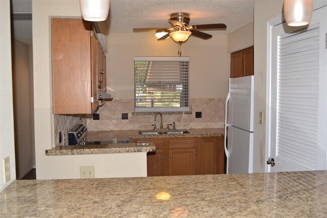 Building Photo - 202 Lakeview Terrace