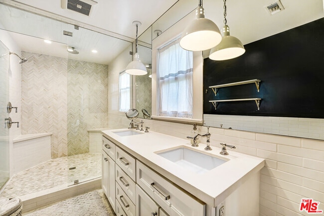 Building Photo - 2049 N Berendo St