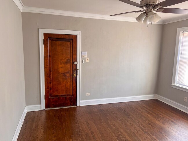 Building Photo - 1526 W 89th St