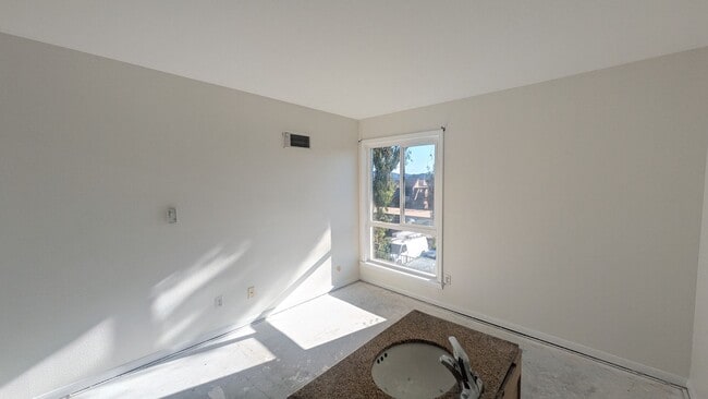 Building Photo - Refreshed condo in Gated Community