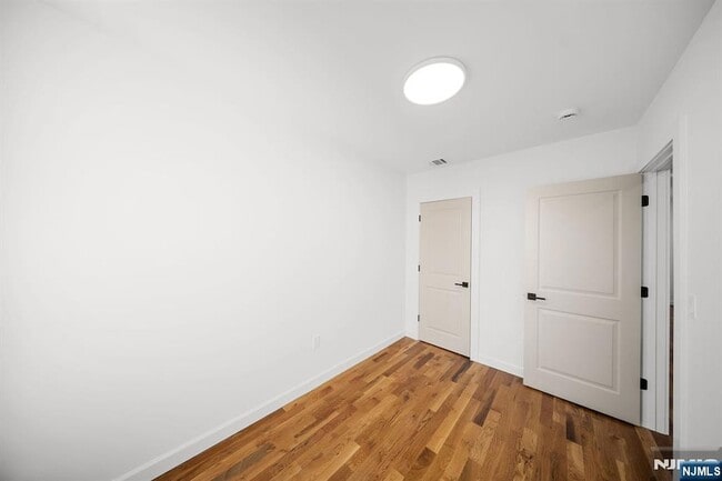 Building Photo - 319 William St