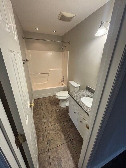 Hall Bath - 2428 Birnen Dr