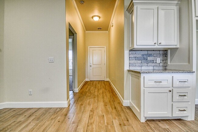 Building Photo - 3100 Pebble Pond Dr