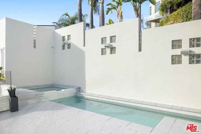 Building Photo - 2231 Sunset Plaza Dr