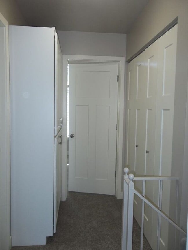 Building Photo - Spacious Main Level Townhouse Available