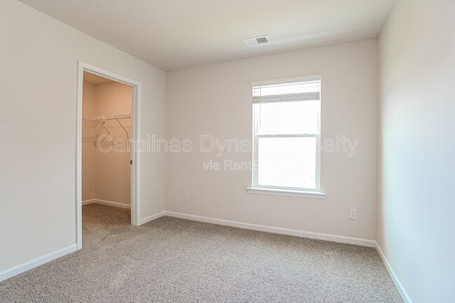 Building Photo - 1365 37th Ave Lane NE