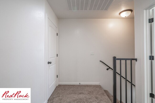 Building Photo - 3 Bedroom Two-Story Home Near Scenic Trails