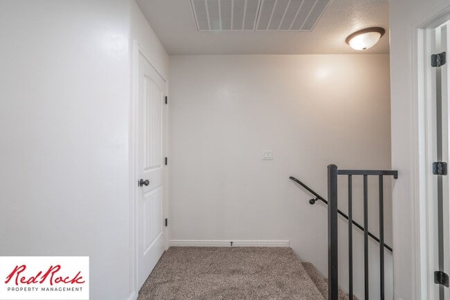 Building Photo - Conveniently located 3 Bedroom Townhome