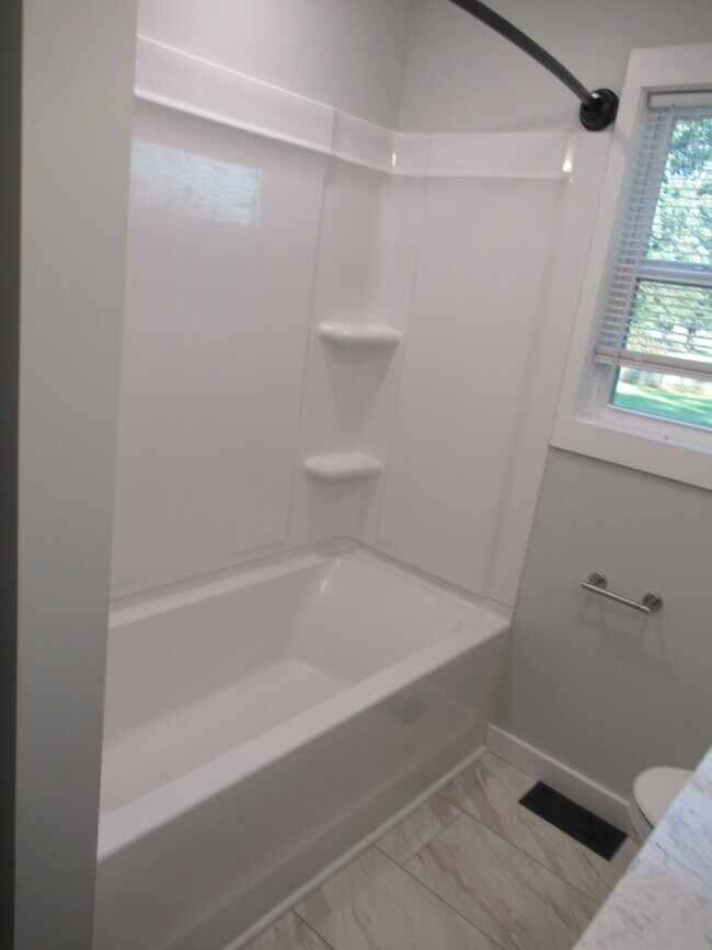 Building Photo - Spacious, Move-In Ready Rental with Modern Updates on the West Side of Lincolnton!
