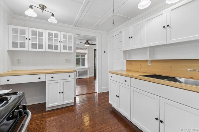 Building Photo - 424 Main St