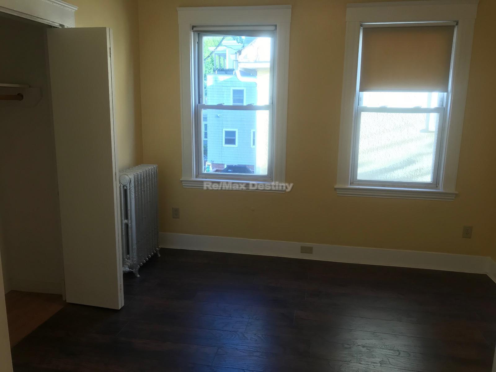 Building Photo - 198 Sherman St