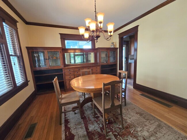 Building Photo - SINGLE FAMILY HOME! Great Location! Laundry, Wood Floors and Parking!