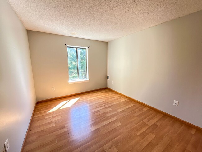 Building Photo - Hamden 2-Bed Condo W/ In-Unit Laundry!