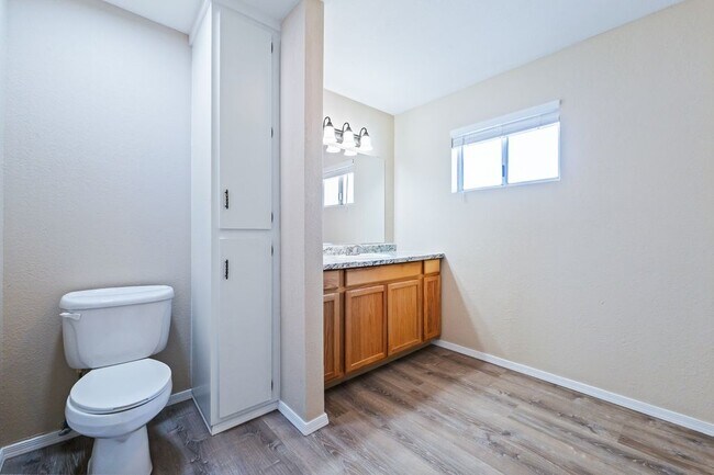 Building Photo - 1453 Luna Ln