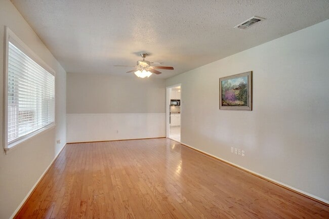 Building Photo - Updated 3 Bedroom / 2 Bathroom