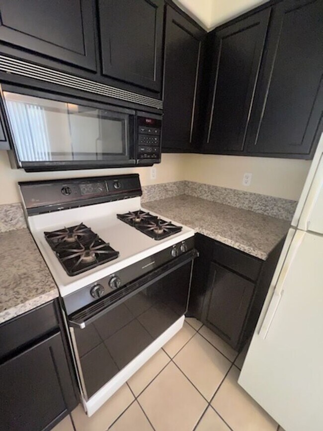 Building Photo - 1 Bedroom Condo Located in Canyon Willow!!