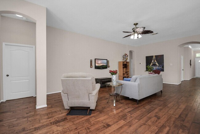 Building Photo - 3311 Raintree Village Dr