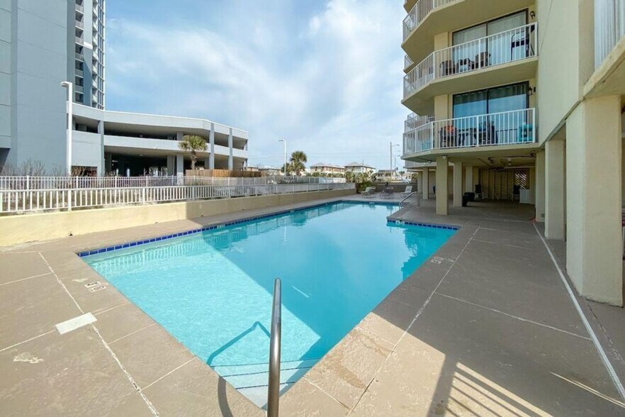 Building Photo - 505 E Beach Blvd