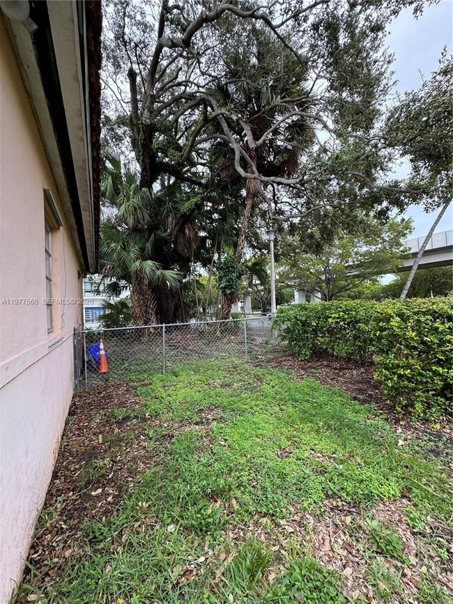 Building Photo - 2652 SW 23rd Ave