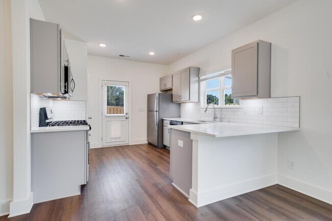 Building Photo - Spacious home with primary suite on main l...